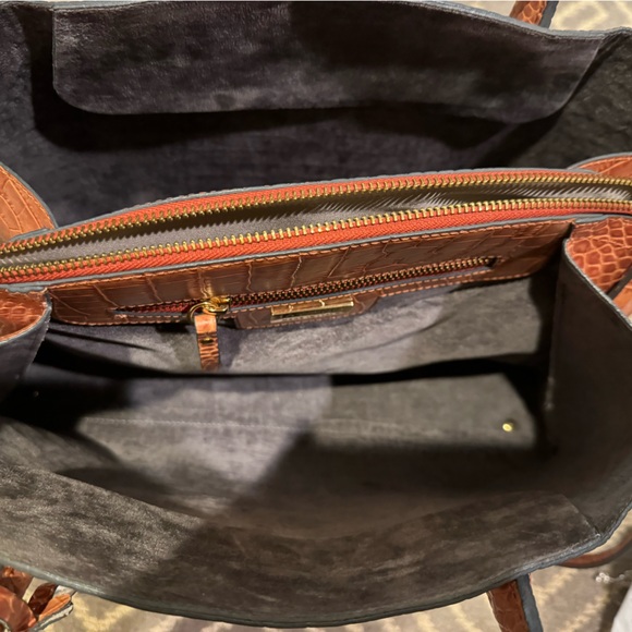 Elegant Brown Crocodile-Embossed Tote Bag - Picture 14 of 15